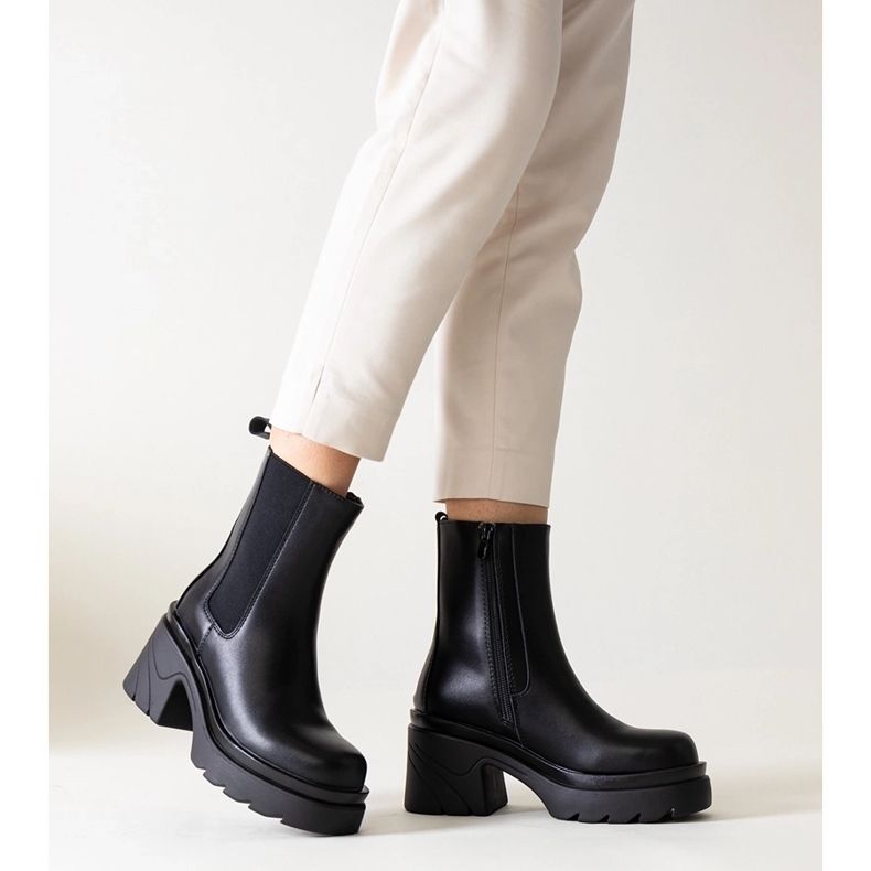 Svarta ankelboots på en massiv Tharney-klack 1