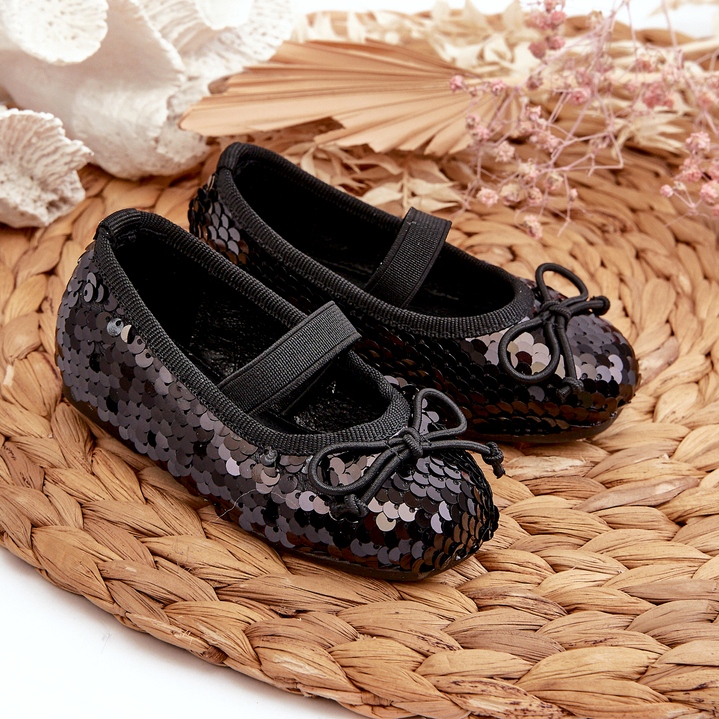 Tjejernas ballerinor dekorerade med paljetter och en svart båge 3