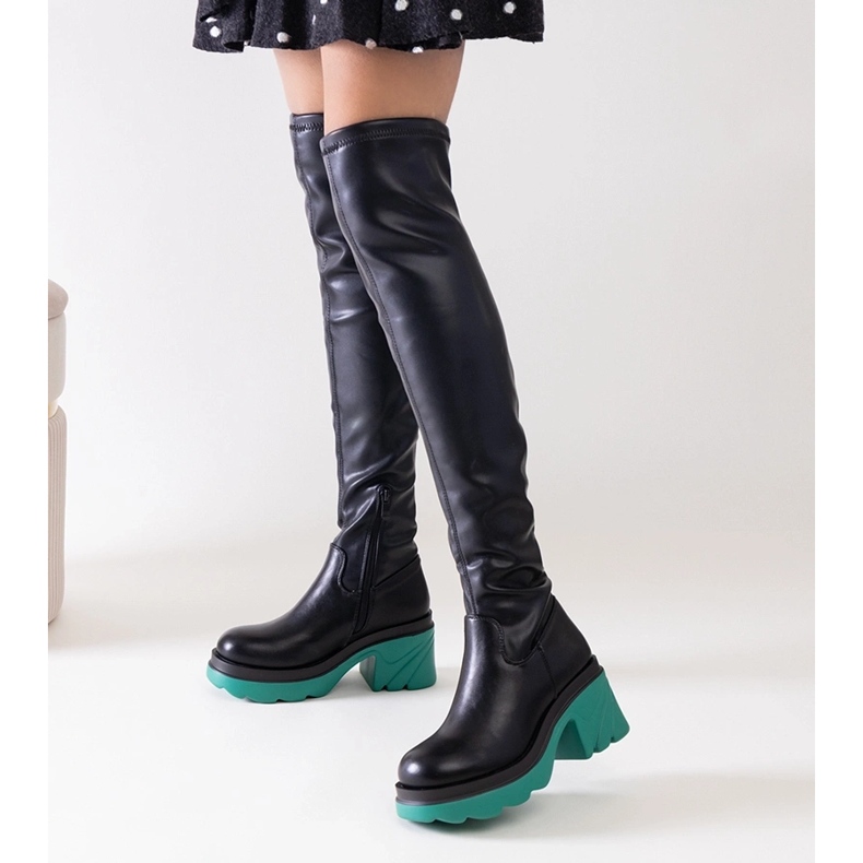 Svarta isolerade stövlar med ett massivt Meragomi-block 1