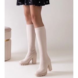 Beige Saria högklackade slip-on boots 1