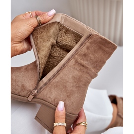 Beige, isolerade ankelstövlar för kvinnor med en rynkig övre lågklack Zinanya 2