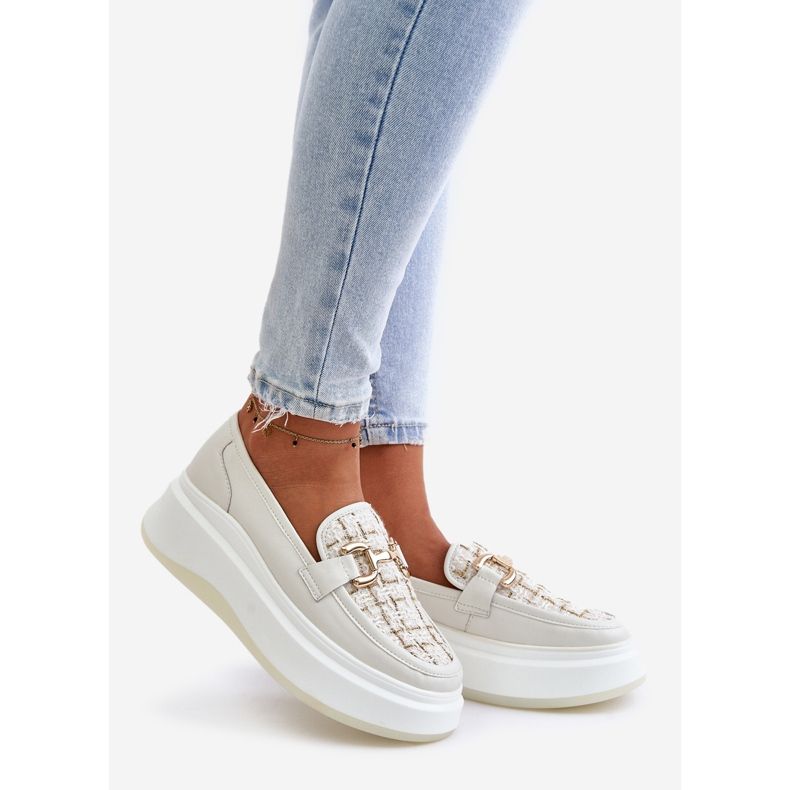 Lädermockasiner för kvinnor på plattformen med gulddekor Vinceza 89105 ljusbeige 1