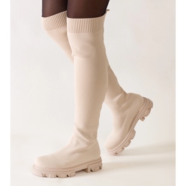 Långa stövlar i beige tyg på Athira-plattformen 1