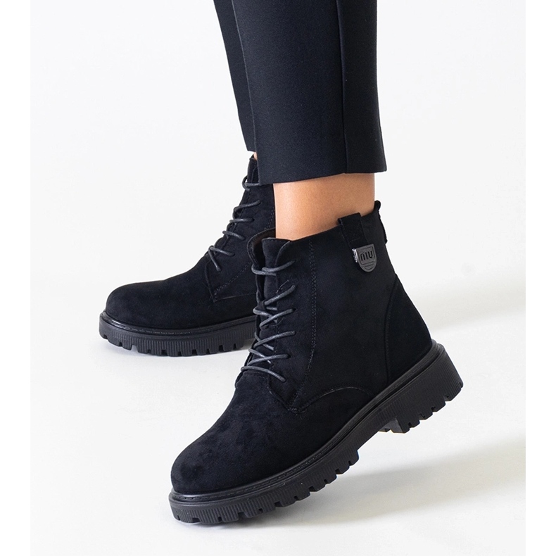 Svarta arbetsstövlar i ekomocka på Leonora-plattformen 1