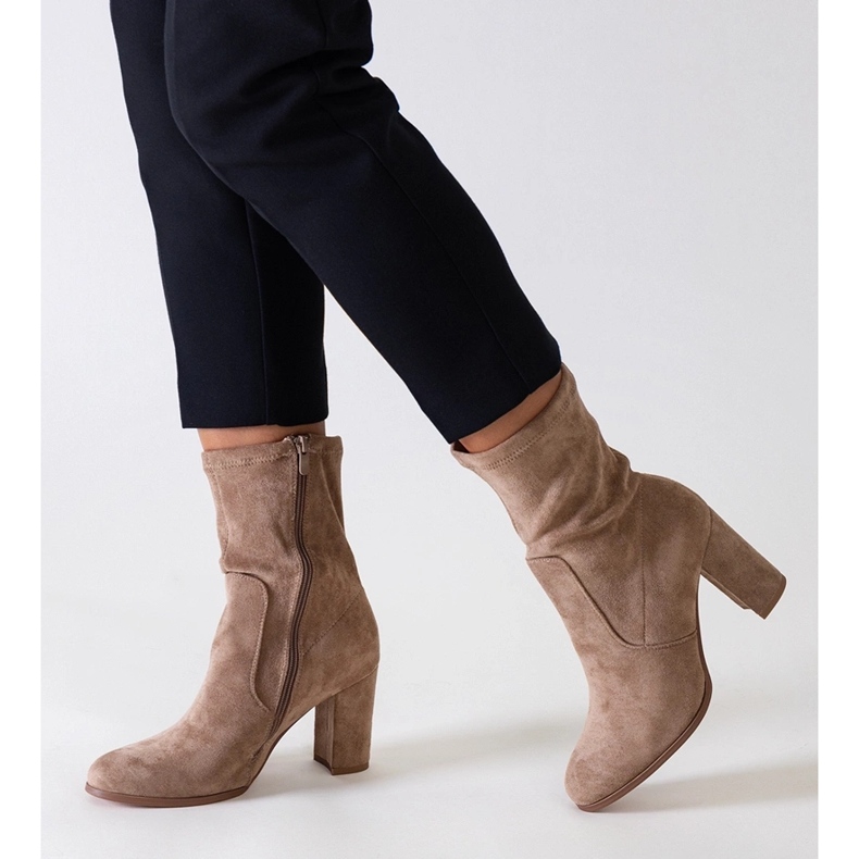 Beige passformade högklackade stövlar i eko-mocka från Haner 1