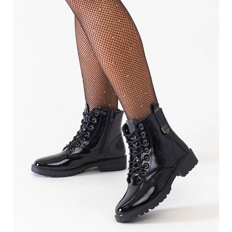 Svarta ankelstövlar för patentarbetare på Madana-plattformen 1