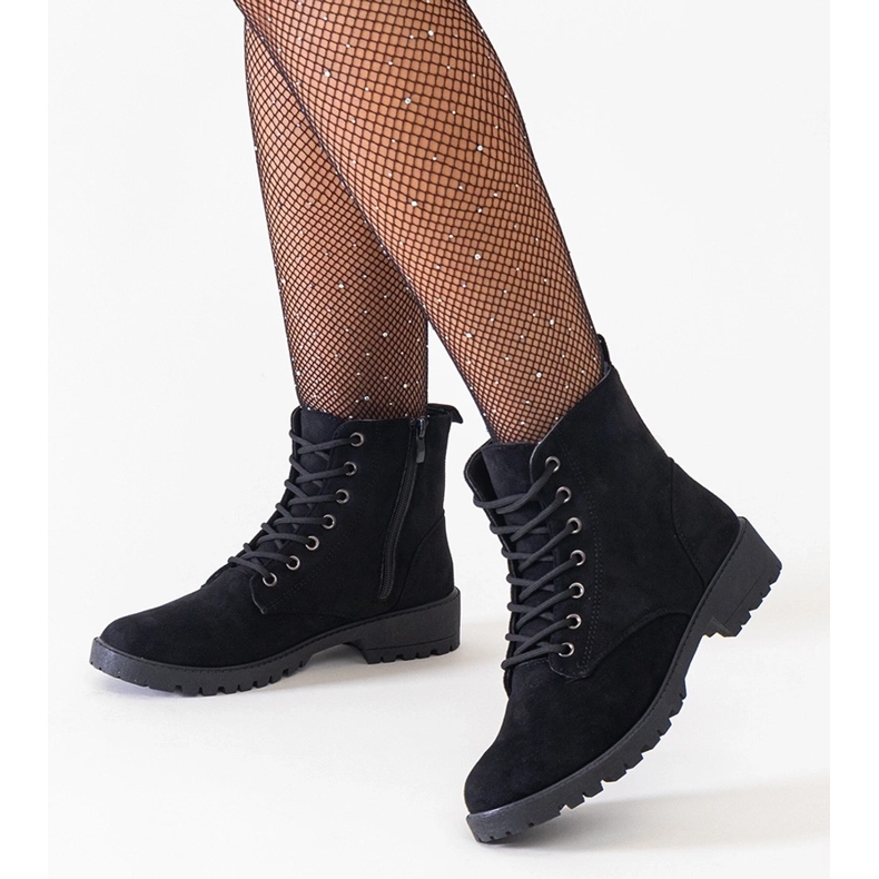 Svarta arbetsstövlar i ekomocka på Barosa-plattformen 1