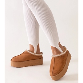 Bruna tofflor dekorerade med broderier på hög plattform av Luanela 1