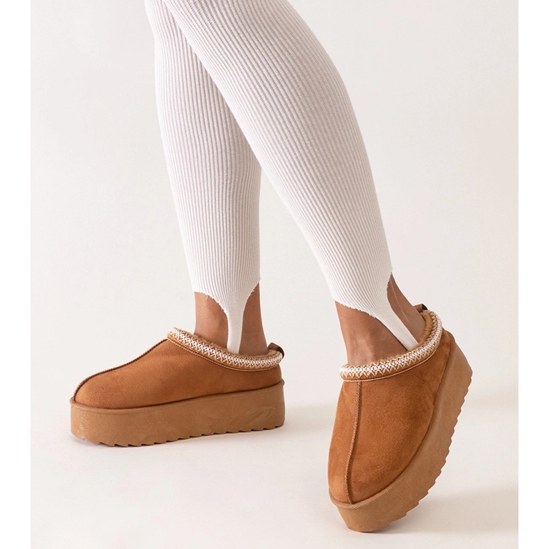 Bruna tofflor dekorerade med broderier på hög plattform av Luanela 1