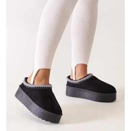 Svarta tofflor dekorerade med broderier på en hög Luanel-plattform 1