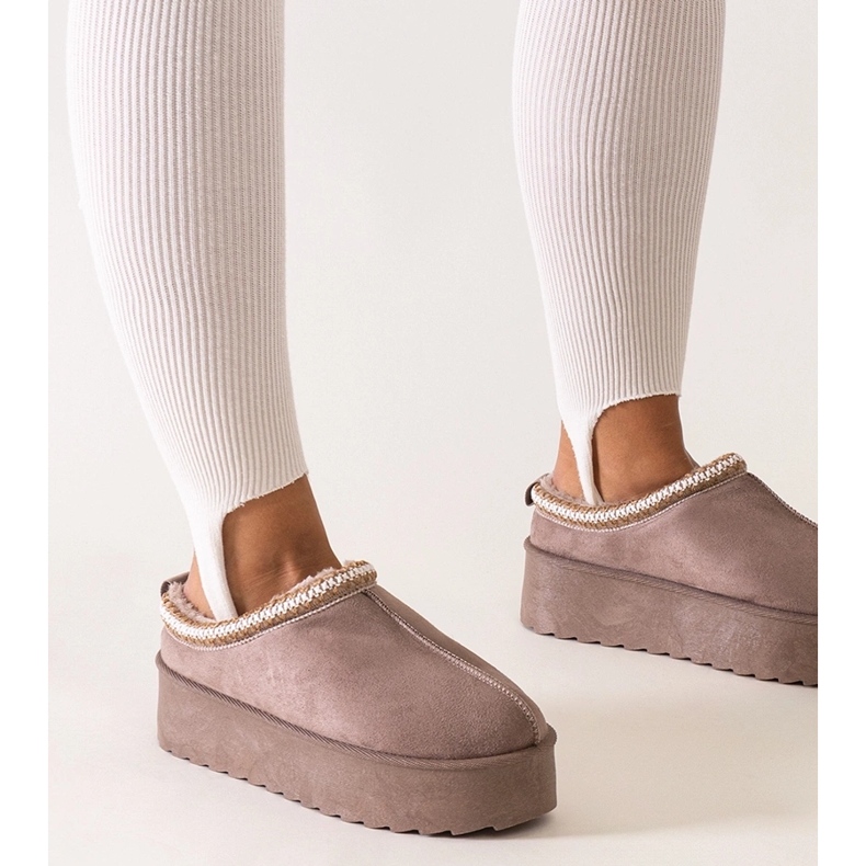 Mörkbeige tofflor dekorerade med broderier på hög plattform av Luanela 1