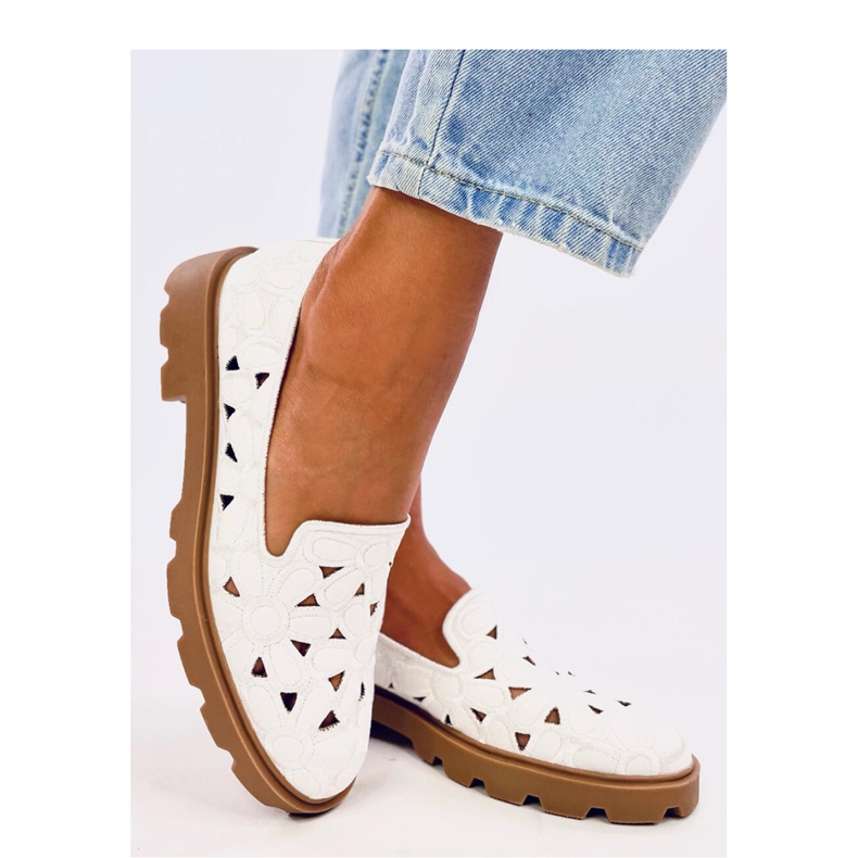 Vita genombrutna mockasiner 1