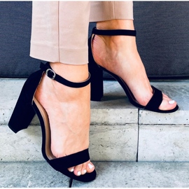 Svarta högklackade sandaler 2