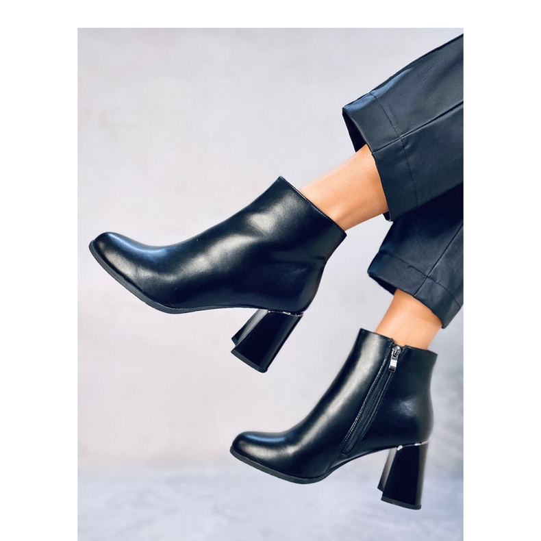 Svarta stövletter med stabila klackar 1