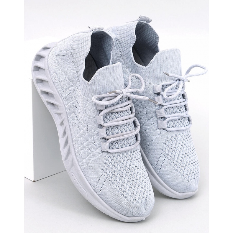 Gråa strumpor sportskor 1