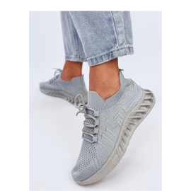 Gråa strumpor sportskor 2