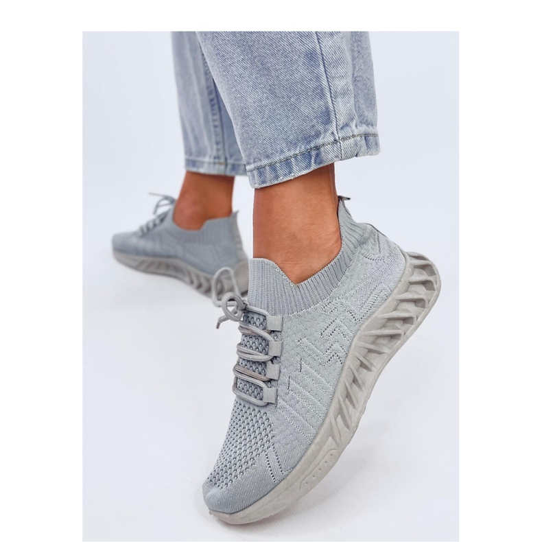 Gråa strumpor sportskor 2