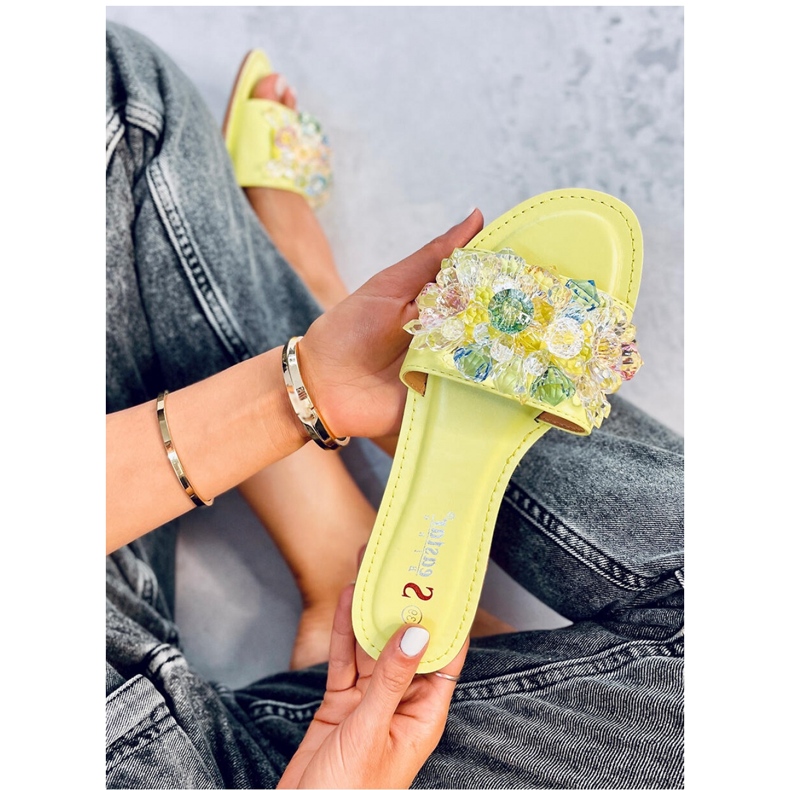 Gröna tofflor med färgade stenar 1