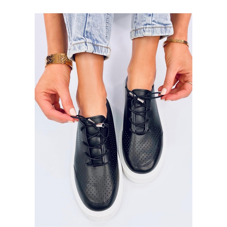 Svarta genombrutna sneakers 1