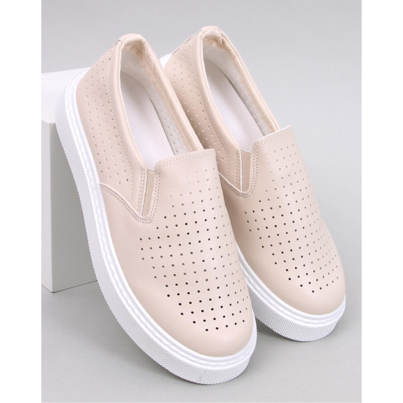 Beige genombrutna slip-on sneakers 1
