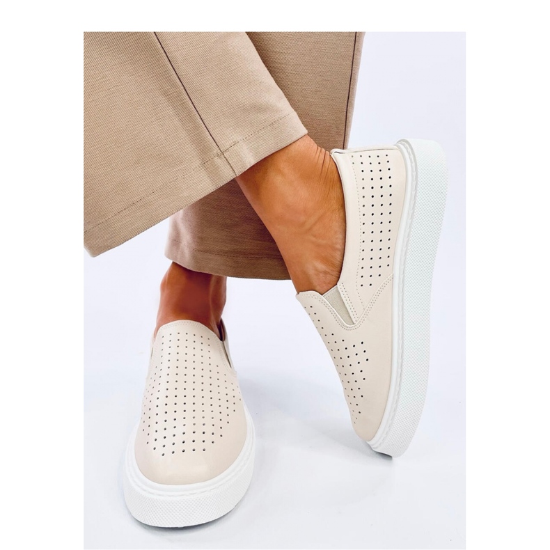 Beige genombrutna slip-on sneakers 2