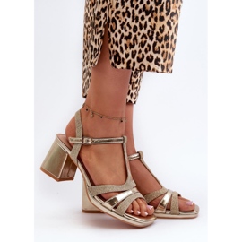 Guldsandaler på stolpen gyllene 1