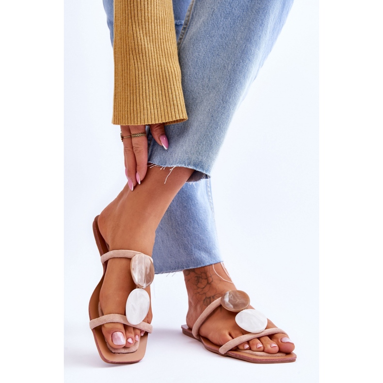 Mockatofflor med beige dekorationer 1