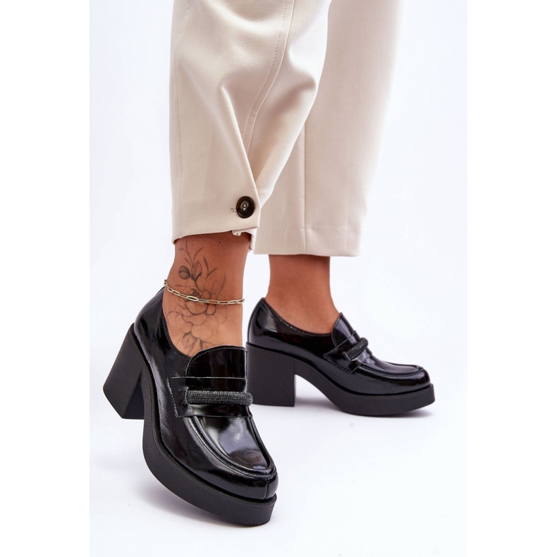 Högklackade skor med svart dekoration 1