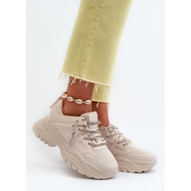 Sportskor på en massiv beige plattform 1