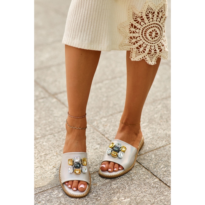 S. BARSKI Platta sandaler för kvinnor med dekorationer beige 2