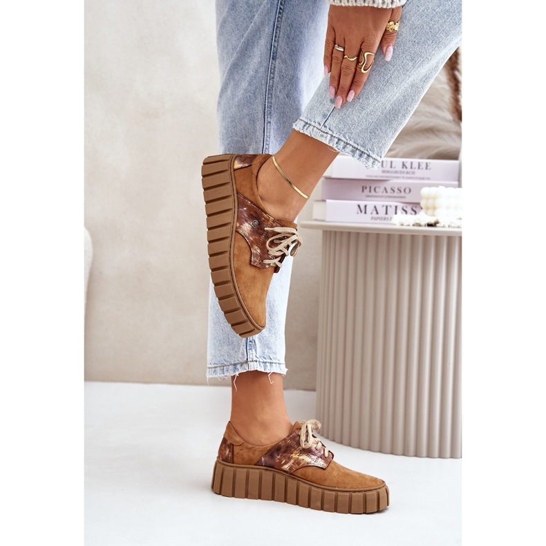 Skor i mocka på den bruna hypnosplattformen 2