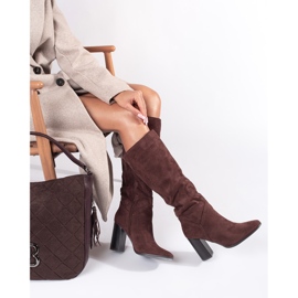 Knähögklackade damkängor i brun mocka 1