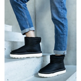 Svarta varma snöstövlar på Cores-plattformen 1