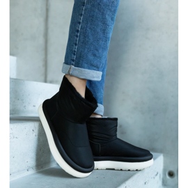 Svarta varma snöstövlar på Cores-plattformen 2