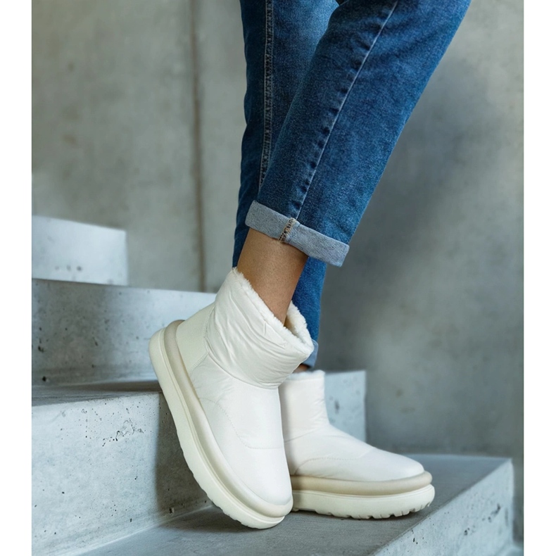 Beige varma snöstövlar på Cores-plattformen 1