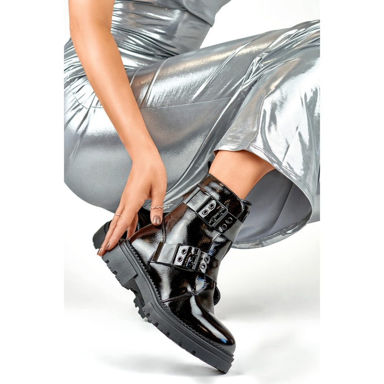 Lackstövlar för damer med spännen, svarta 250007B-LA 1