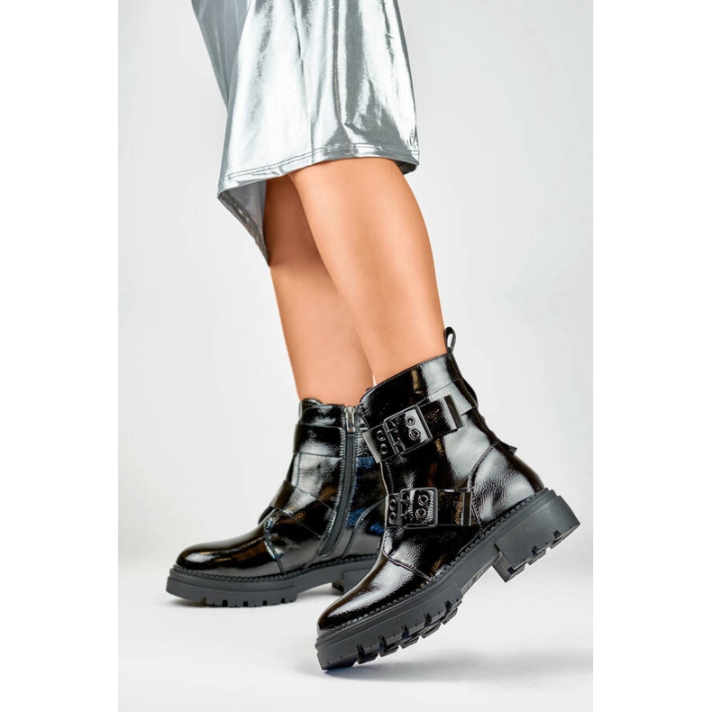 Lackstövlar för damer med spännen, svarta 250007B-LA 2