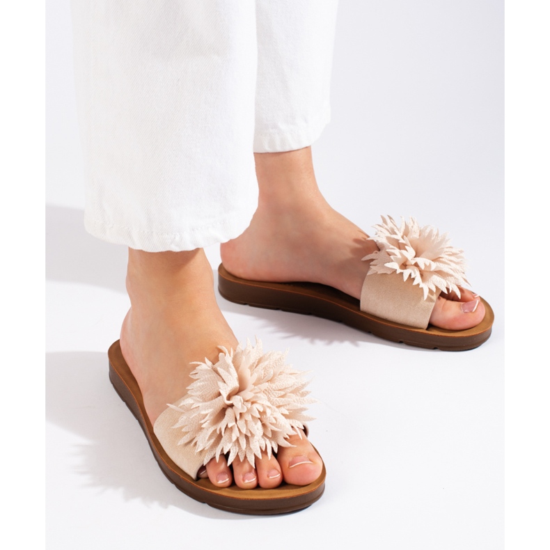 Beige damflipflops med blomma 1