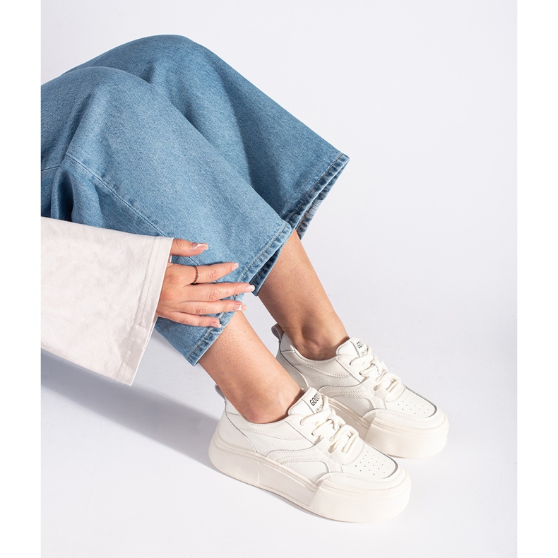 Vita damsportskor med hög sula 2