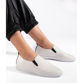 Genombrutna slip-on sneakers i vitt och svart 1