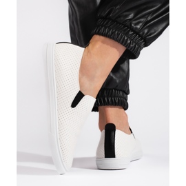 Genombrutna slip-on sneakers i vitt och svart 3