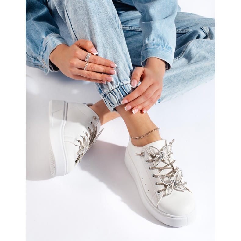 Vita sportskor med fjärilar 1