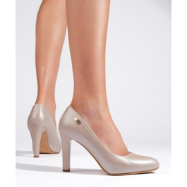 Klassiska ljusbeige högklackade pumps från Sergio Leone 1