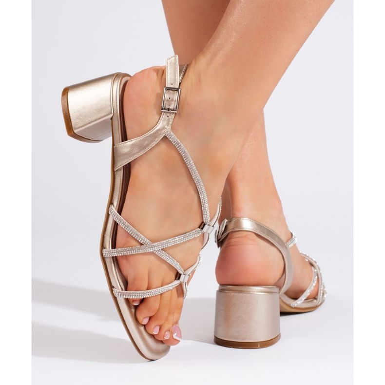 Damsandaler i guld med dekorativa remmar från Sergio Leone gyllene 2