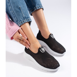 Genombrutna slip-on svarta sportskor 1
