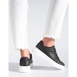 Svarta sneakers på plattformen 1