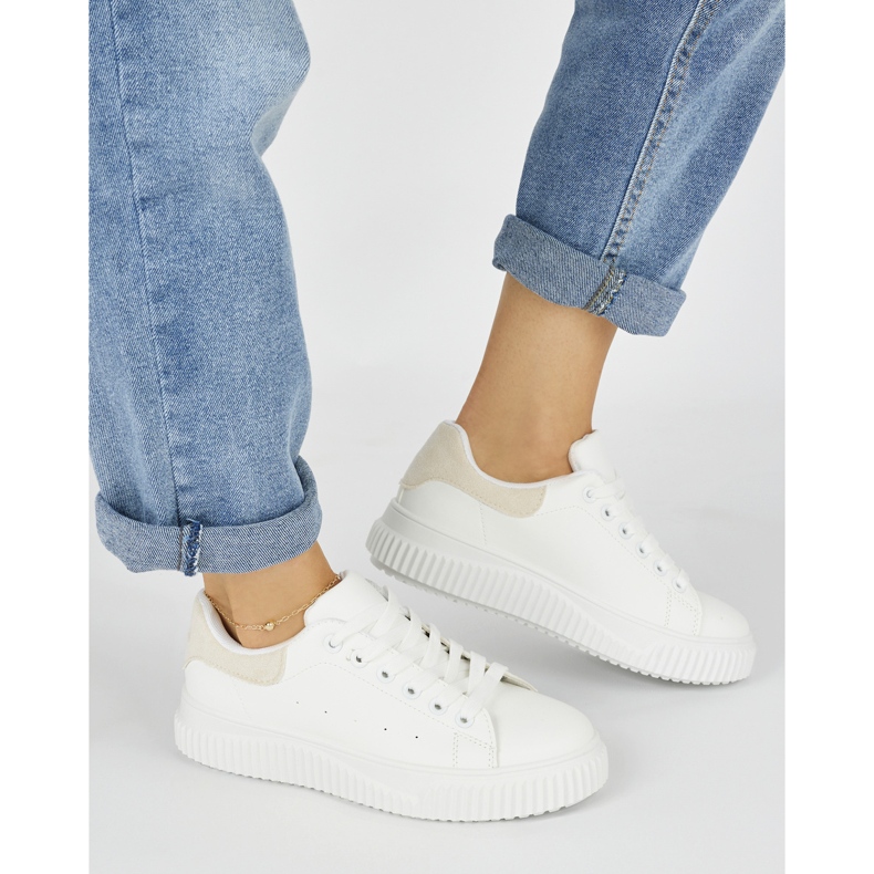 Vita damsneakers med beige inslag 2
