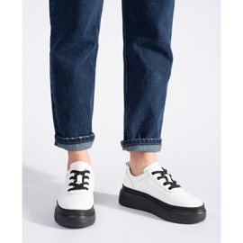 Vita läderskor på en svart plattform 2