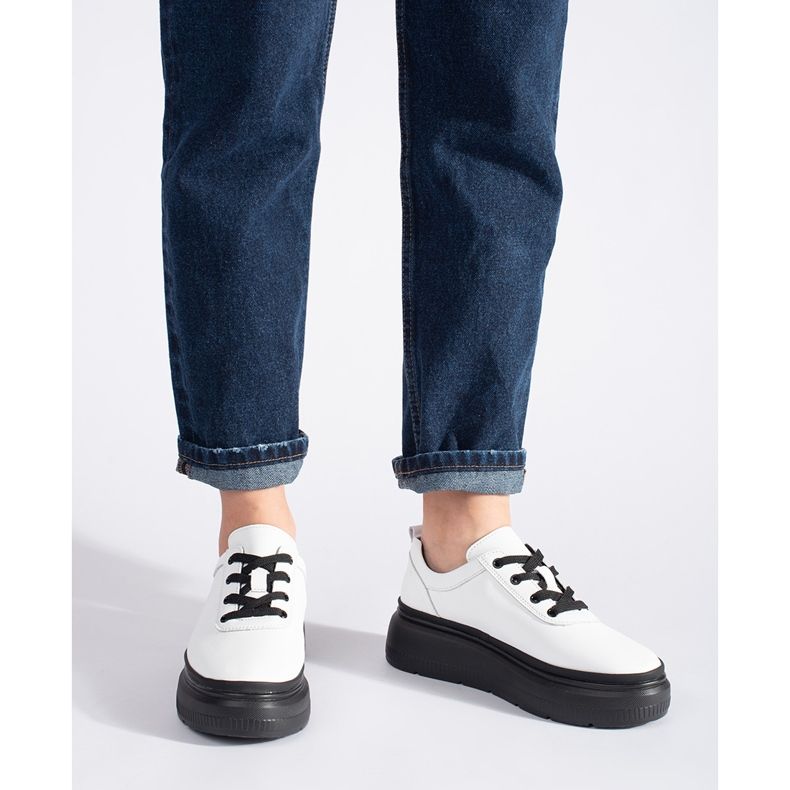 Vita läderskor på en svart plattform 2