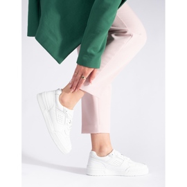 Vita sneakers på plattformen 1